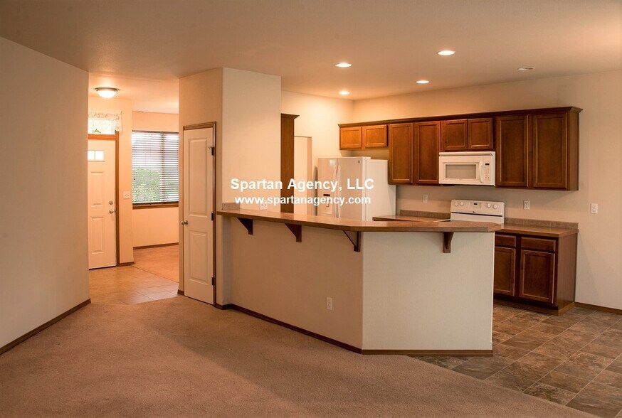 Building Photo - 912 Grinnell Ave SW