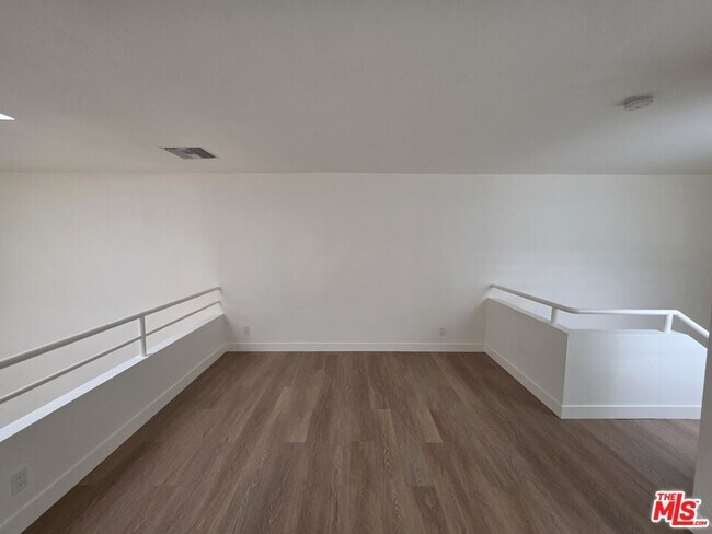 Building Photo - 1421 Greenfield Ave