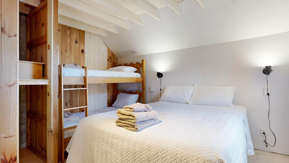 Building Photo - 42 Evergreen Ave