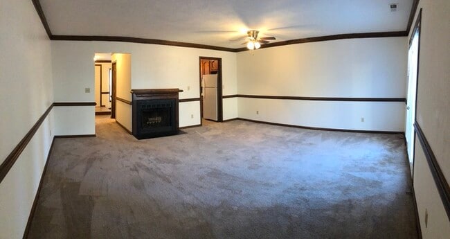 Building Photo - Spacious Townhome in a Central Location!
