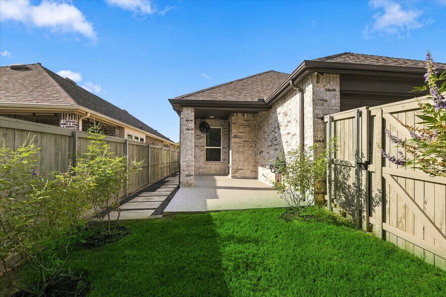 Building Photo - 2540 Elm Pl