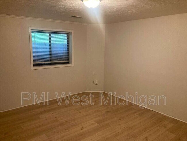 Building Photo - 6070 In the Pines Dr SE