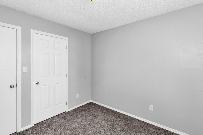 Building Photo - 466 1/2 Carson Lake Dr