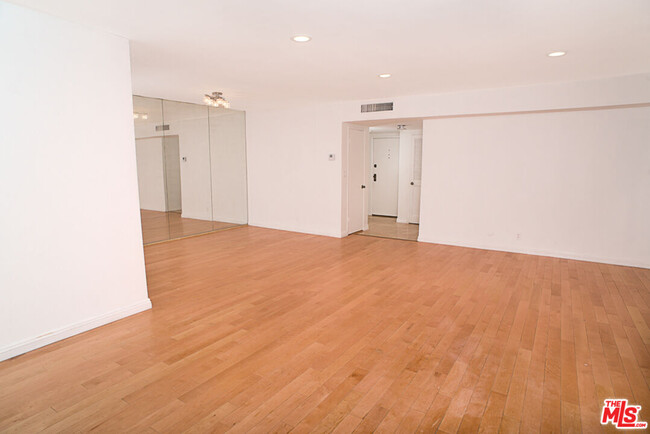 Building Photo - 416 N Oakhurst Dr