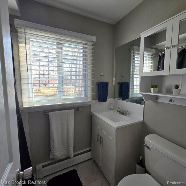 Building Photo - 805 S Winding Dr