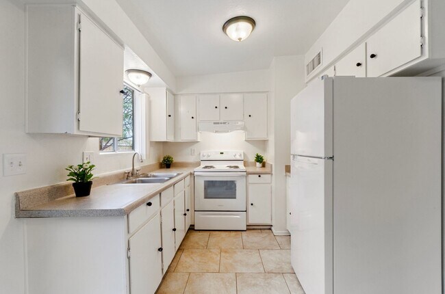 Building Photo - Centrally located 1 bedroom, 1 bath with bonus Den in a duplex, SW side of Swan & Grant.