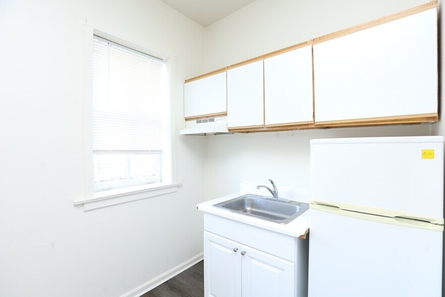 Building Photo - 3925 W Irving Park Rd