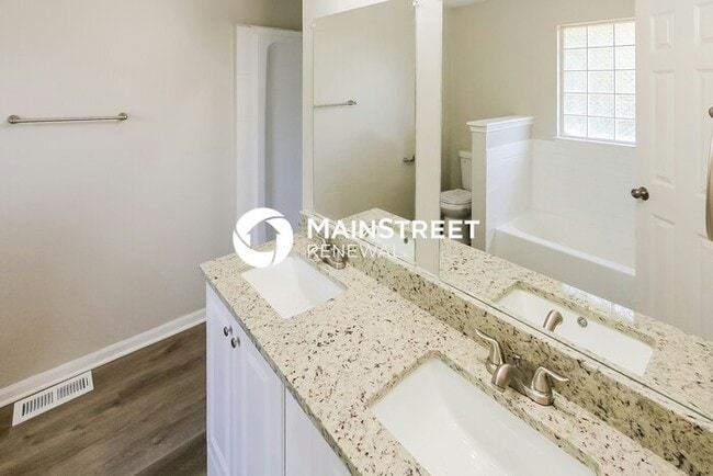 Building Photo - 4 Bedroom Pet-Friendly Home in KANSAS CITY, MO with Main Street Renewal