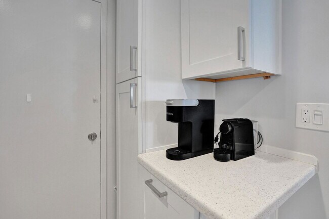 Building Photo - 401 Golden Isles Dr