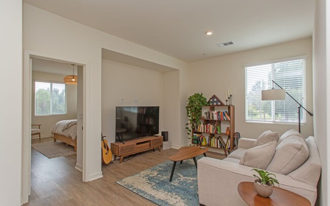 Building Photo - Large Corner-End Townhouse in Oceanside!