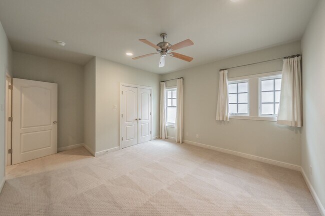 Building Photo - Beautiful Monticello Town Home!!!