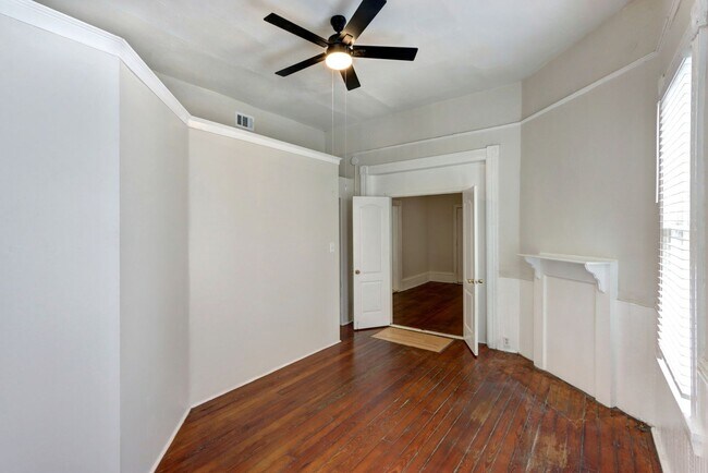 Building Photo - Renovated Two Bedroom Aprtment