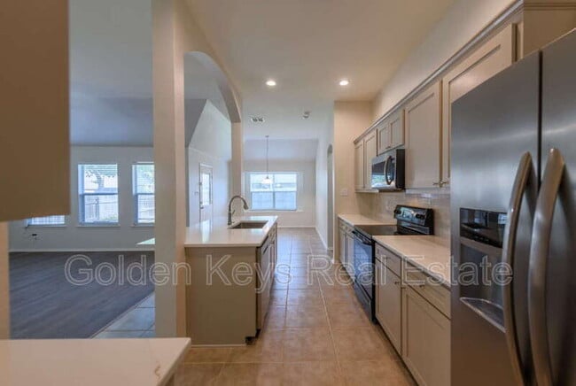 Building Photo - 672 S Heights Dr