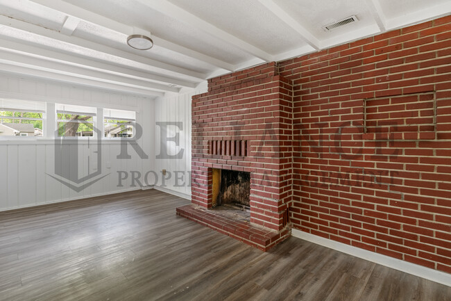 Building Photo - 710 S Pershing St