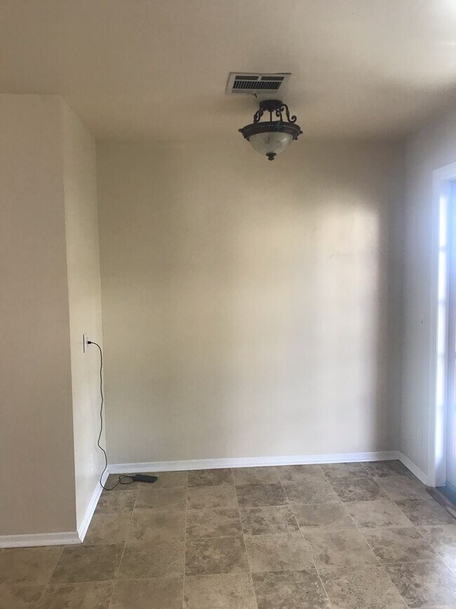 Building Photo - Unbeatable Charm in Camarillo's Colony