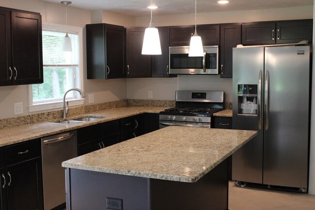 Building Photo - 48 Colonial Way