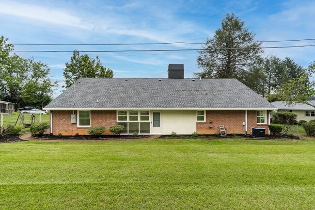 Building Photo - Newly renovated 4 Bedroom 3 Bathroom Home ...