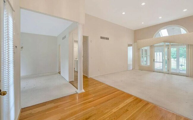 Building Photo - 9696 Carriage Run Ct