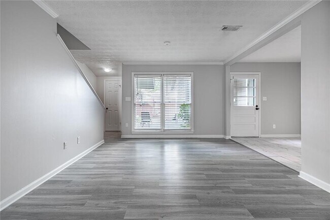 Building Photo - 5004 Meadow Ln