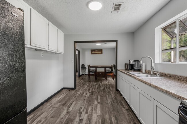 Building Photo - 541 Trails End Dr