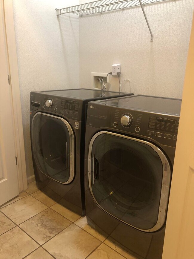 Building Photo - Well Maintained 2 Bed 3 Bath 2 Car Two-sto...