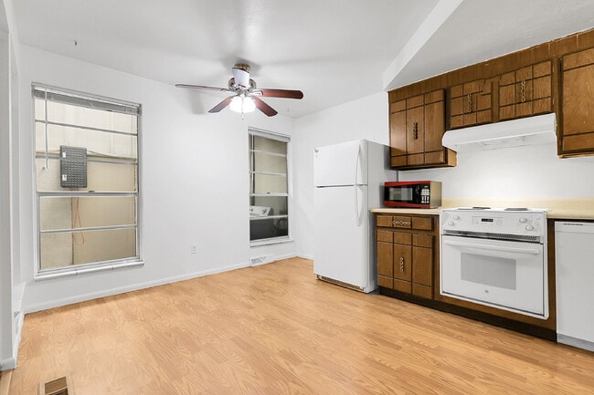 Building Photo - $1,995.00, 3 bed, 1.5 bath, located in Aur...