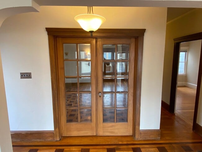 Building Photo - Epic REA - Spacious Light-filled Corner House 4BD/ 2BA