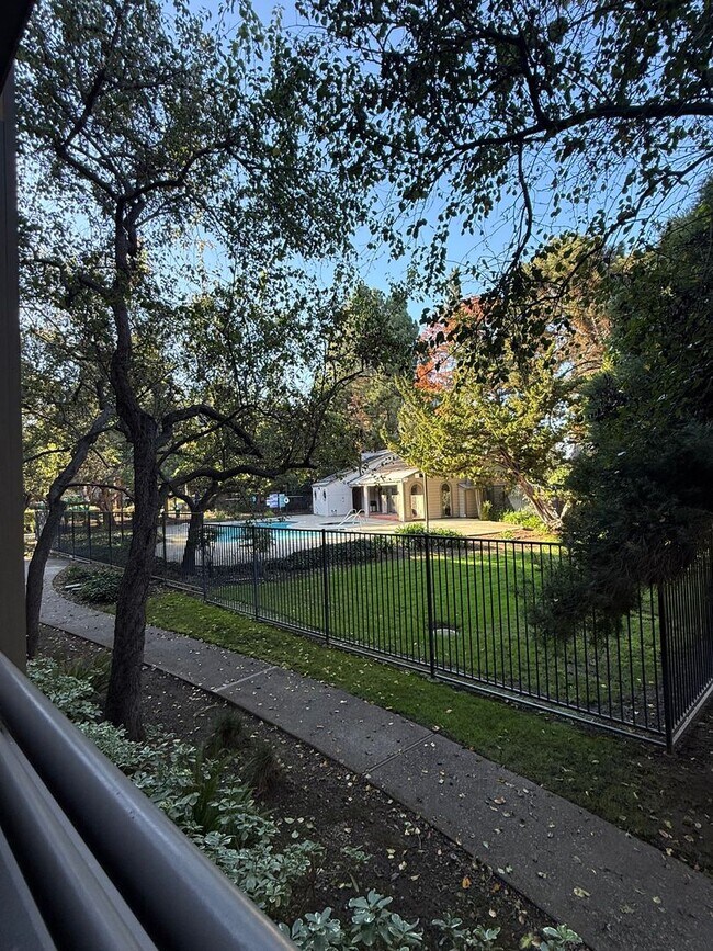 Building Photo - Spacious 2 Bedroom 2 Bath Condo with a View