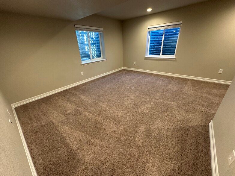 Building Photo - 9960 Castor Dr
