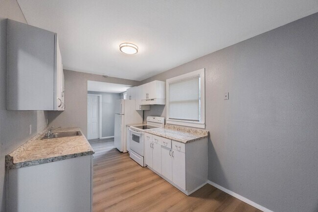 Building Photo - Cute 3bdrm/1bath House ** Section 8 OK ** ...