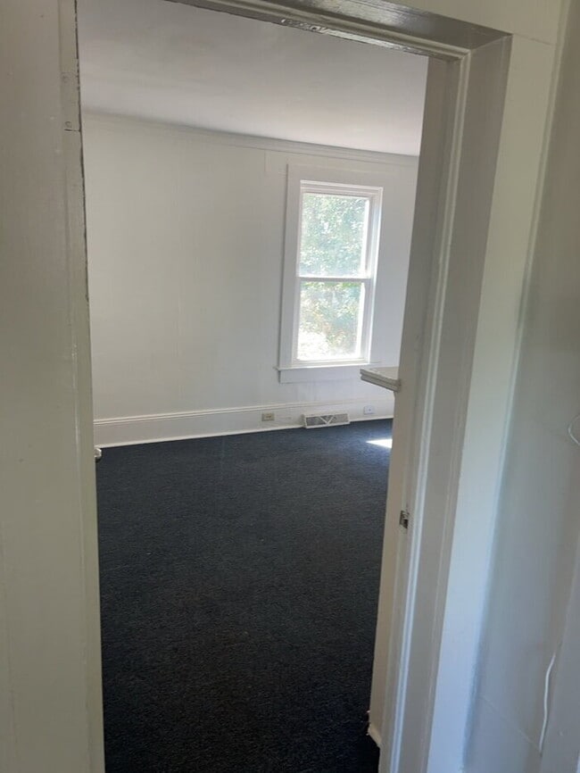 Building Photo - "Charming 2-Bedroom Retreat in Greenville – Ideal Location on W. 6th Street!"