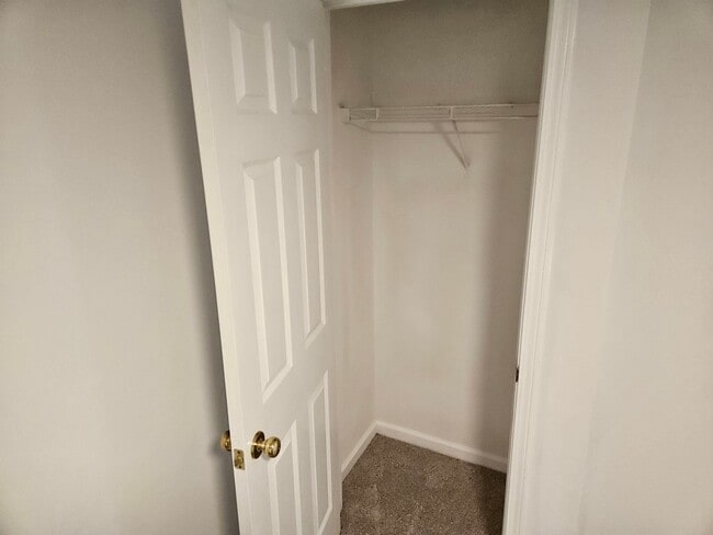 Building Photo - Stylish End Unit 3br 2.5ba TH in Cary! Available Now!