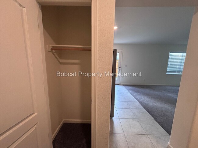 Building Photo - Large Home in Dayton with Mother In Law Quarters