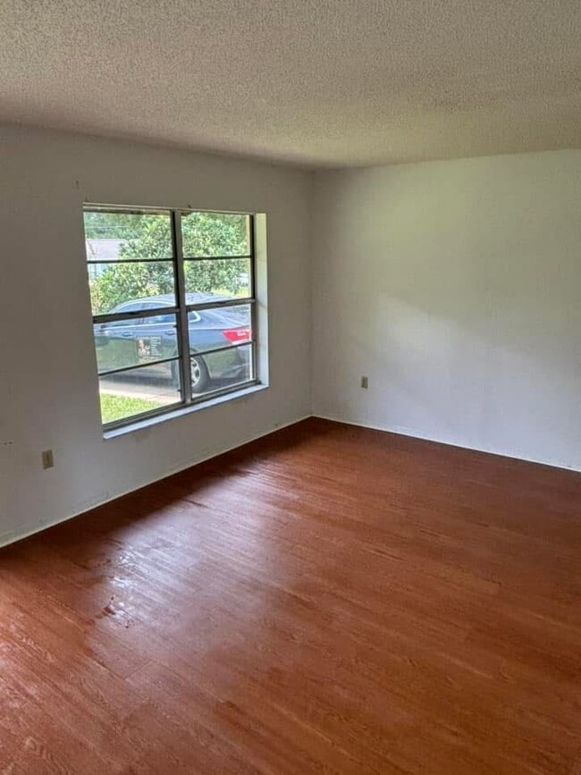Building Photo - 321 E Primrose Ln