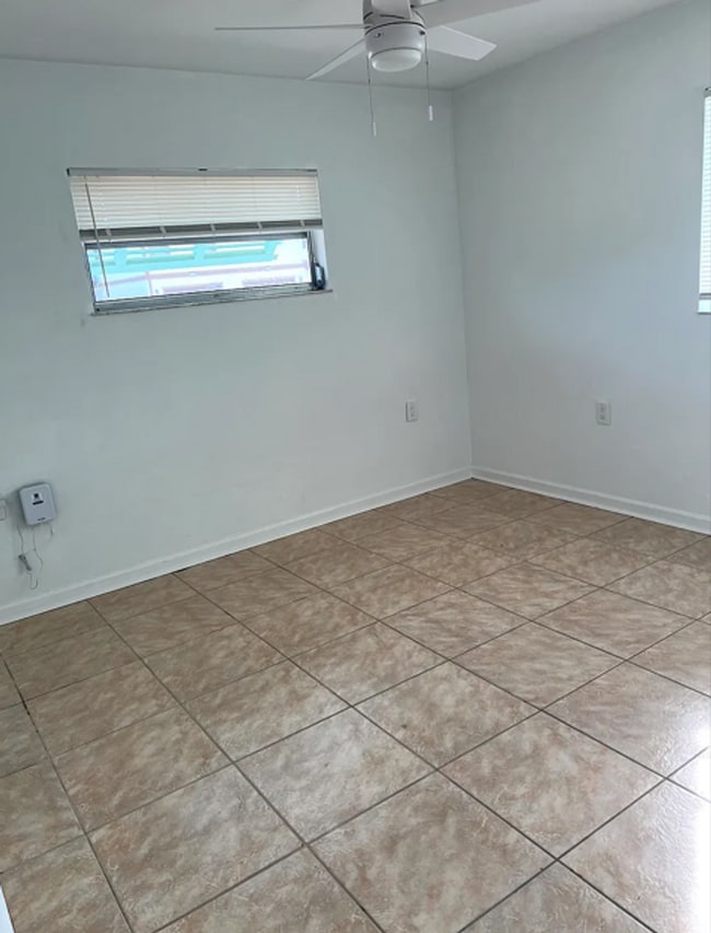 Building Photo - Spacious 2/1 duplex home in the Imperial Shores neighborhood