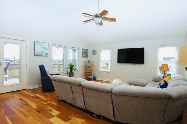 Building Photo - 131 Pieces of 8