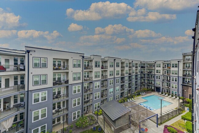 Building Photo - 975 Memorial Dr SE