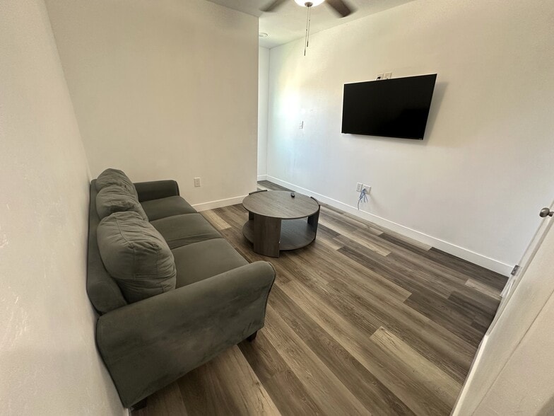 Building Photo - 534 R Ave