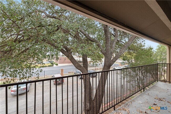 Building Photo - 1202 Thorpe Ln