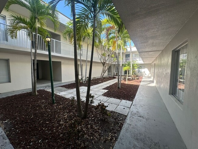 Building Photo - 1830 Maravilla Ave