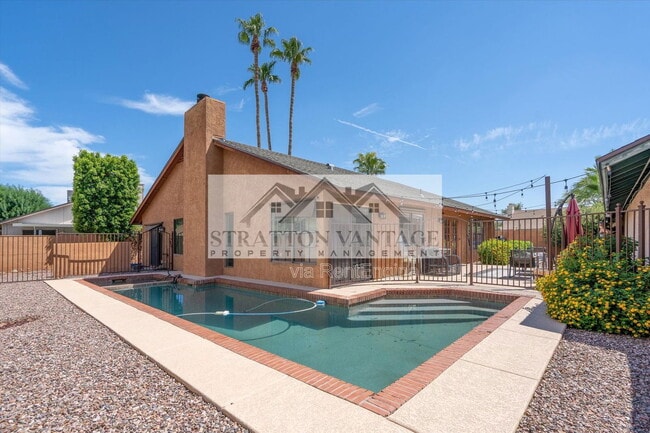 Building Photo - 2142 S Las Palmas