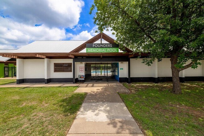 Building Photo - 320 Creek Dr