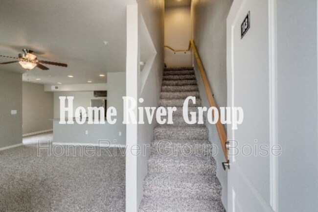 Building Photo - 928 E Wandering Ln