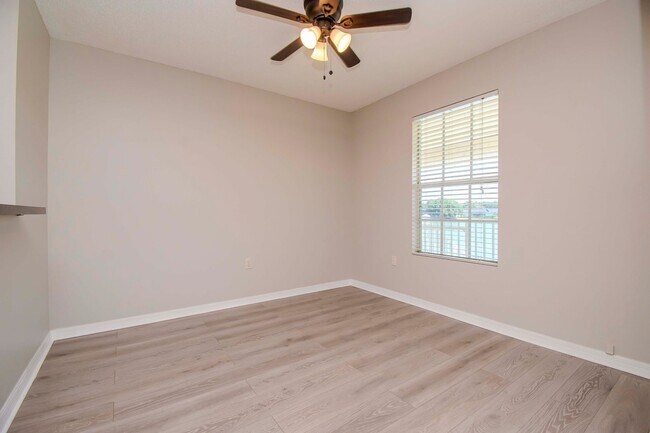 Building Photo - Lake Front 1BR + Den -Move In Special Available