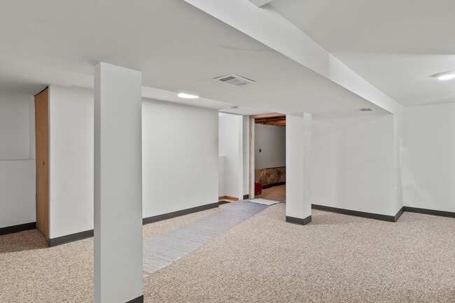 Building Photo - 2425 Hessing St