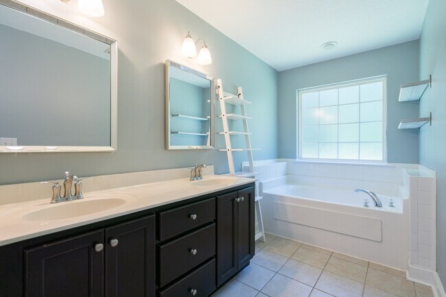Building Photo - 633 Wilkinson Rd