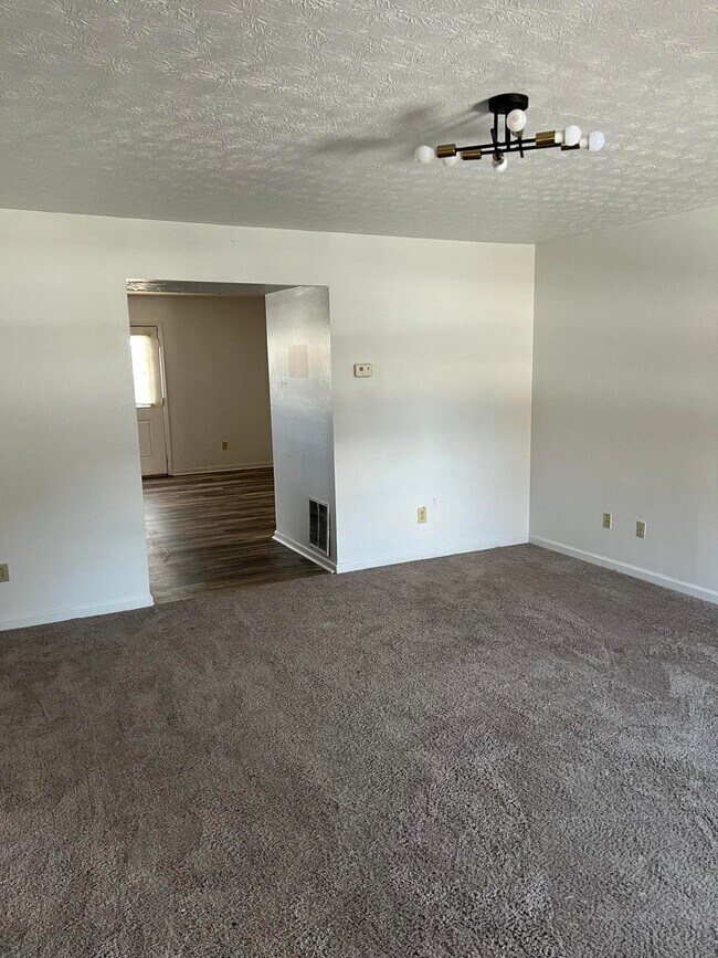 Building Photo - 821 Ridgewood Dr