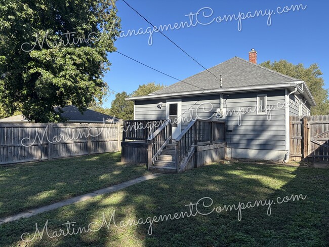 Building Photo - 1528 E 6th St