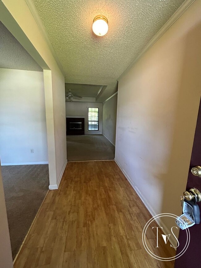 Building Photo - MOVE IN SPECIAL: $500 OFF 1ST MONTH'S RENT!**