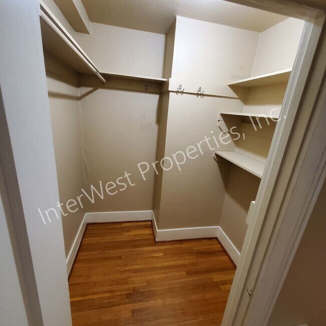 Building Photo - *1ST & 6TH MONTH'S RENT FREE PROMO & NO HOA MOVE IN/OUT FEES* Studio Unit in the Alphabet Dist w/...